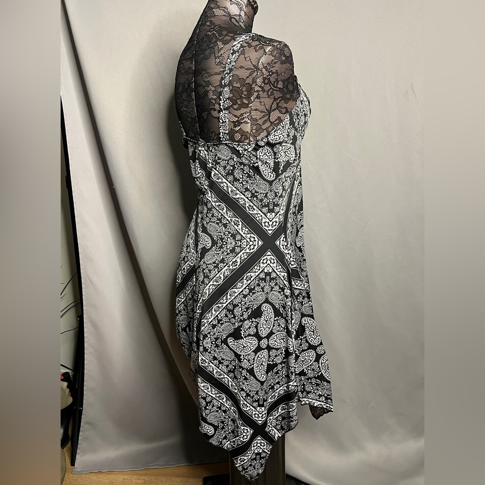 Venus Black And White Patterned Backless Dress - image 3